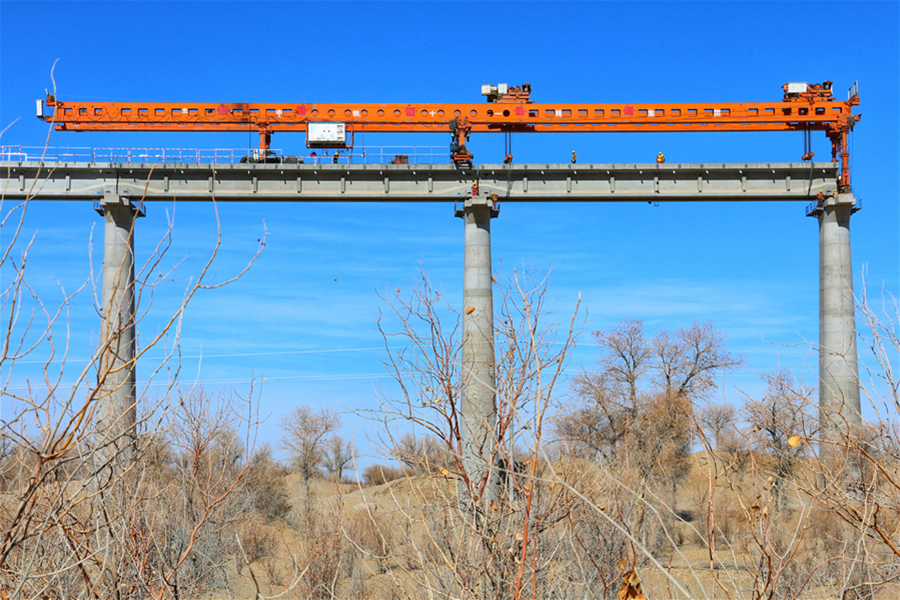 圖為作業人員正在若克雅特大橋上進行架梁作業。（汪建鴻 攝）