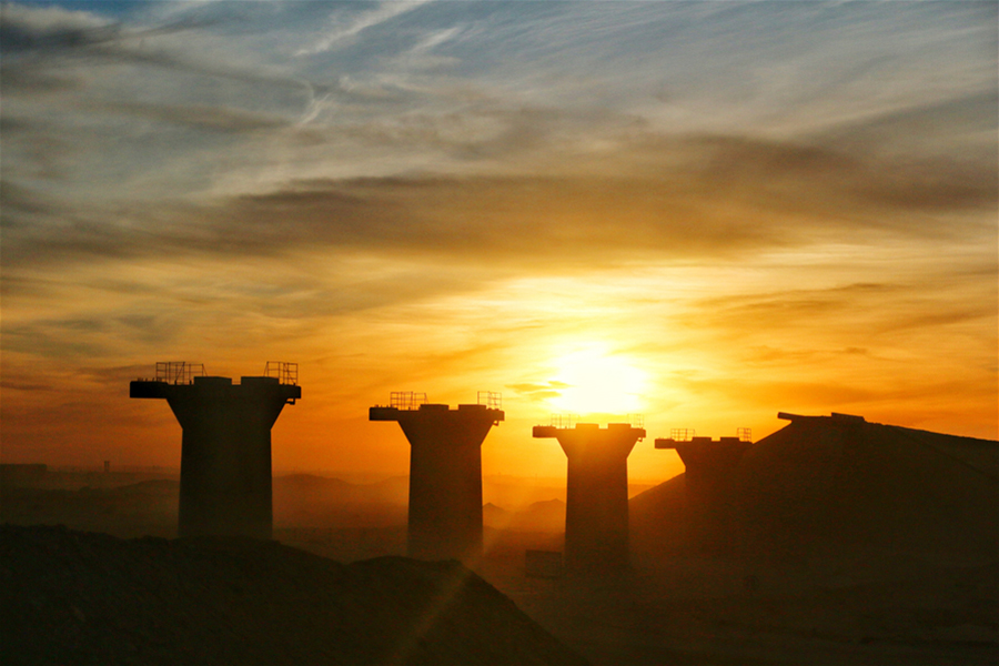 圖為夕陽下的若克雅特大橋橋梁墩身。（汪建鴻 攝）