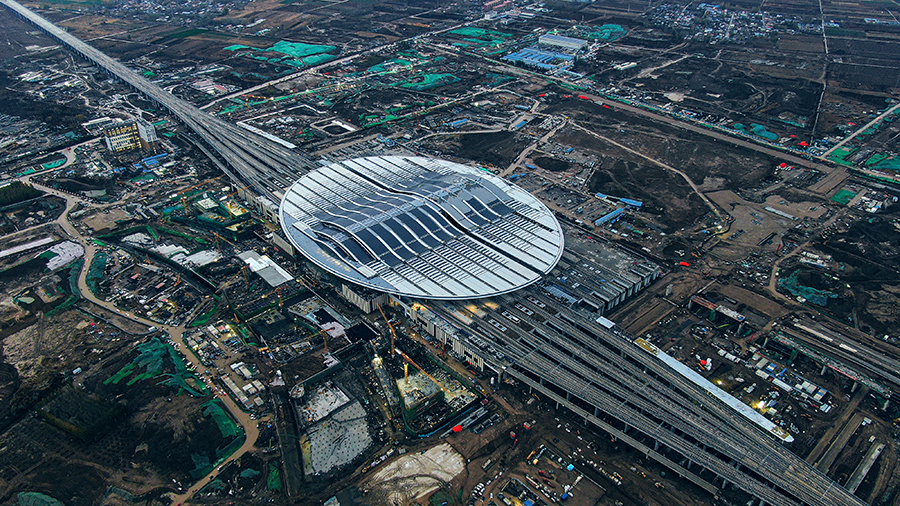 據了解，雄安站目前有6000多名建設者晝夜奮戰，進行內部裝修和機電安裝，全力確保今年底通車，屆時京雄城際鐵路也將同步開通。