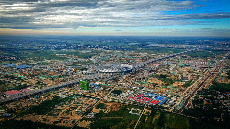 圖為建設中的雄安站房鳥瞰。