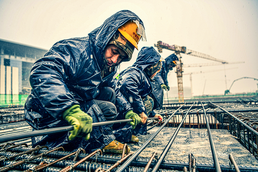 圖為工作人員正在綁扎鋼筋。