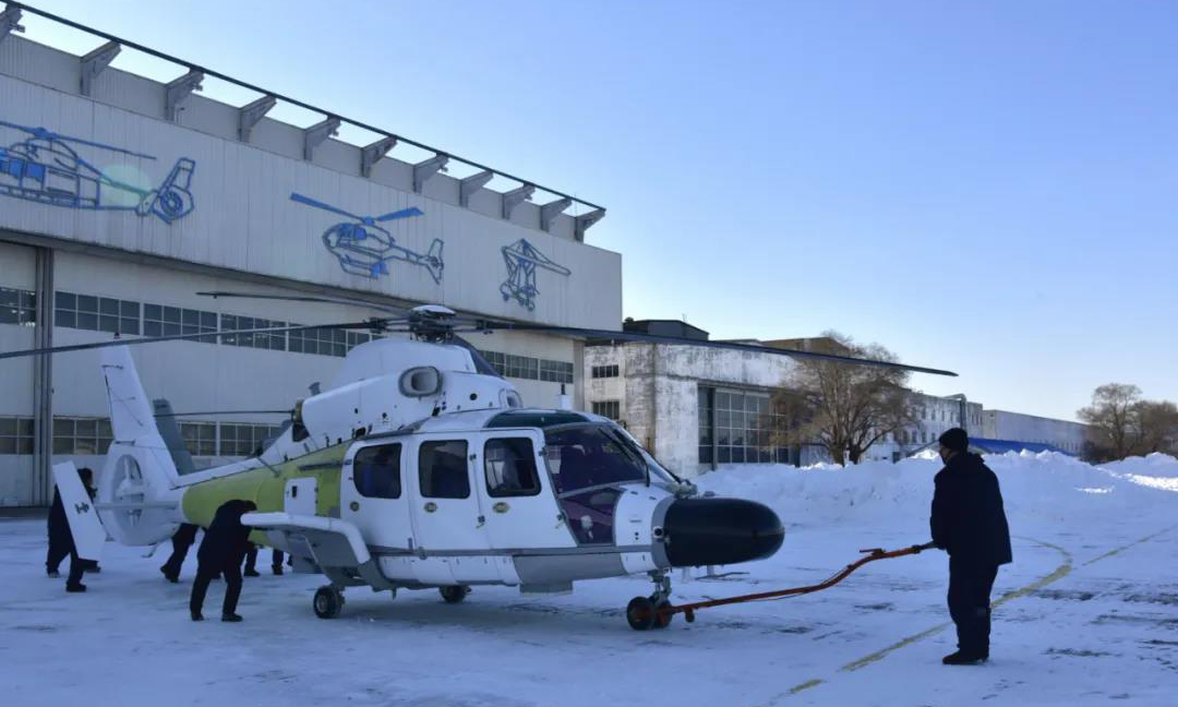 圖為工作人員在試飛前做準備工作。