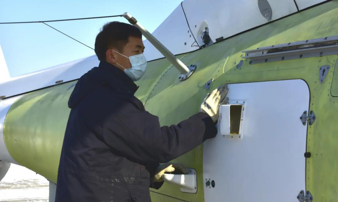 圖為工作人員在試飛前做準備工作。
