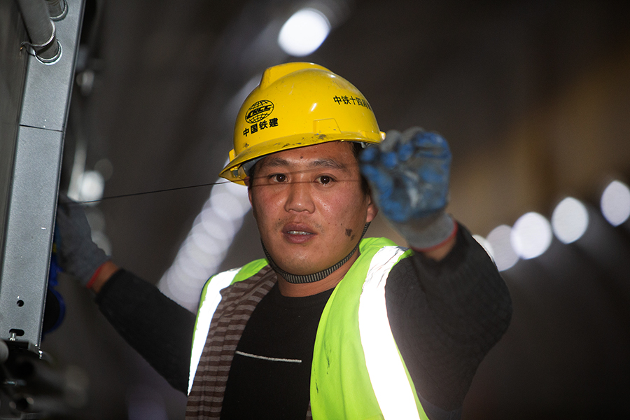 圖為工人正在龍骨安裝前的測量。（范成濤 攝）