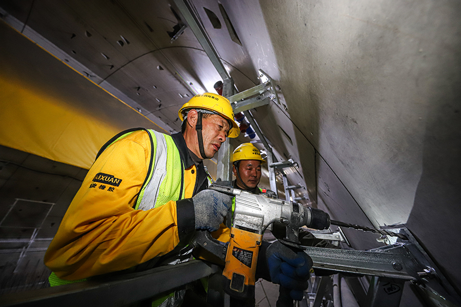 圖為工人在隧道內進行龍骨骨架安裝。（范成濤 攝）
