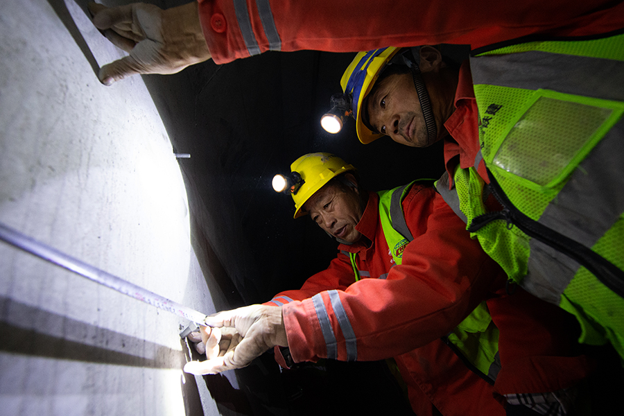 圖為工人正在進行測量施工。（范成濤 攝）