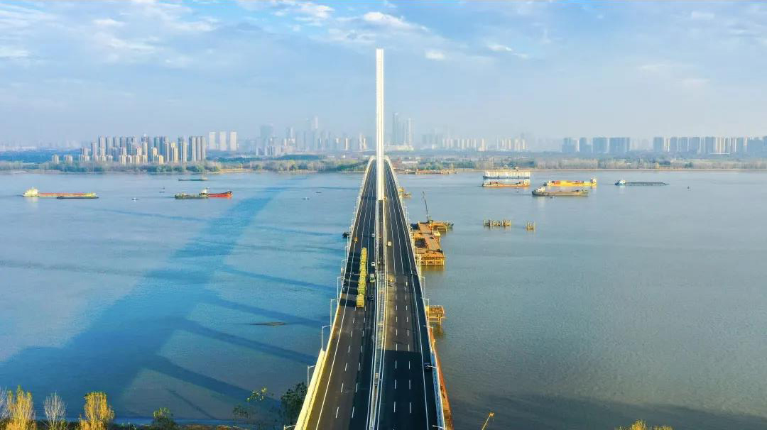 除了調試景觀燈，大橋還在進行交通標志及其他通訊、監測設備的安裝，正式通車指日可待。圖為南京長江五橋。
