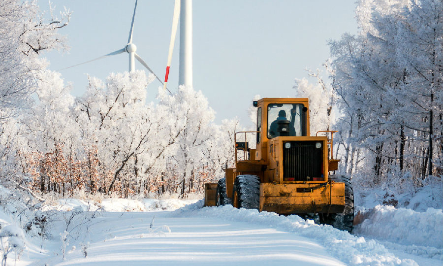 龍源黑龍江大黑山風電場開展雪后道路清雪工作。（張恩華 攝）
