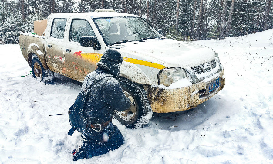 龍源黑龍江驛馬山風電場員工搶修巡檢車輛。（譚鈞天 攝）