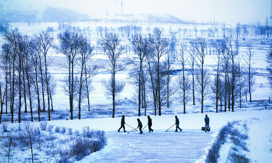 龍源蒙東齊心營風電場積極開展場內道路清雪。（翁宇 攝）
