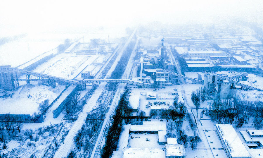 白雪籠罩下的平莊風水溝煤礦。（付磊 攝）
