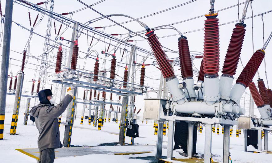 龍源新疆哈巴河風電場開展雪后升壓站測溫巡視工作。（陳翔 攝）