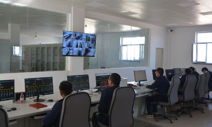 圖為該項目并網發電現場，全部光伏子陣投入運行。