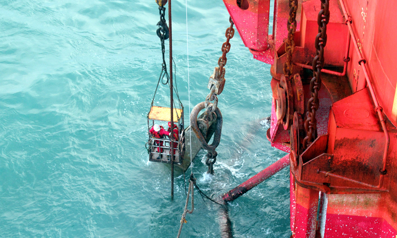 圖為鉆井平臺在第20號臺風“艾莎尼”來臨前高效完成加油船系纜加油作業，保障臺風期間平臺燃油供應。