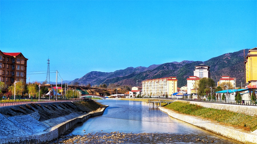 圖為治理完成后的虢川河河道及沿線景觀。（師華鵬 攝）