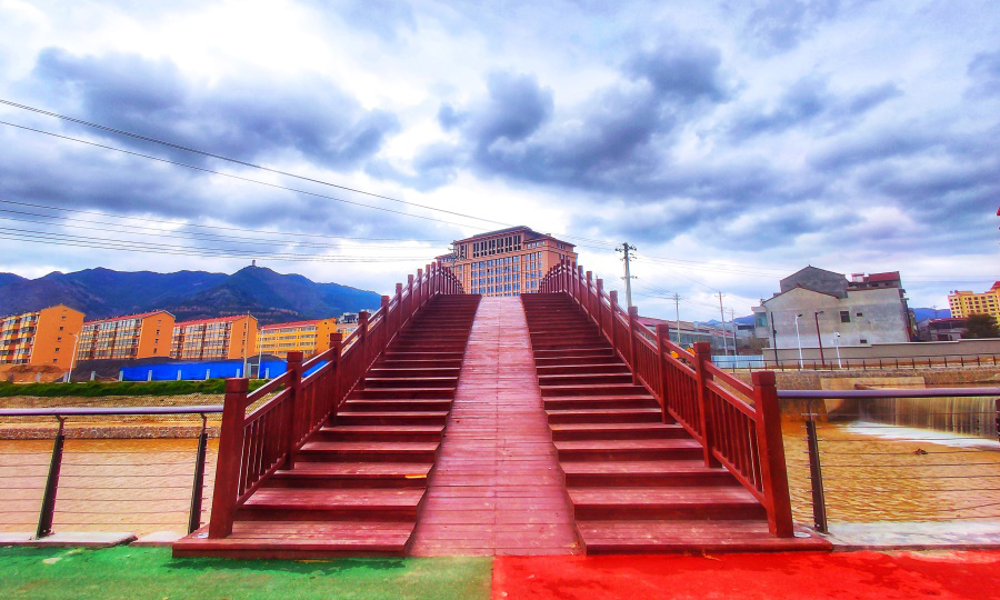 圖為治理完成后的虢川河河道及沿線景觀。（師華鵬 攝）