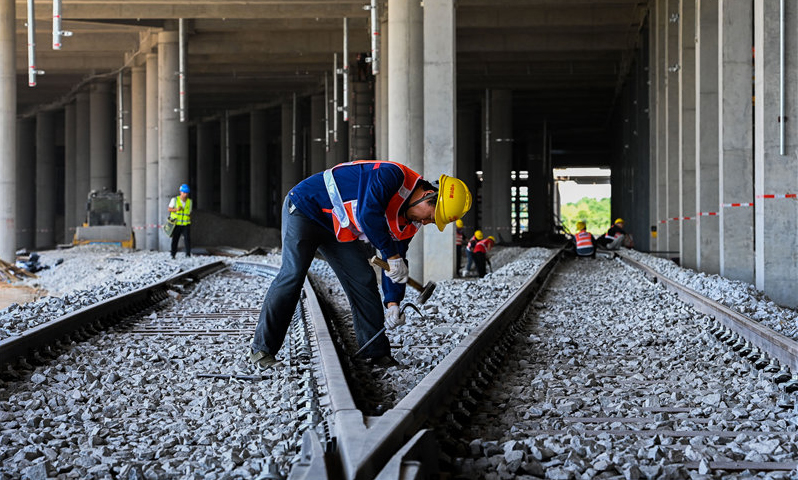 圖為11月9日，施工人員在廣州市地鐵18號線隴枕停車場檢查軌道。（新華社記者 劉大偉 攝）