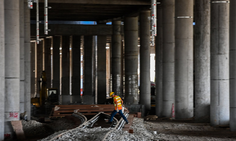 圖為11月9日，施工人員在廣州市地鐵18號線隴枕停車場檢查軌道。（新華社記者 劉大偉 攝）