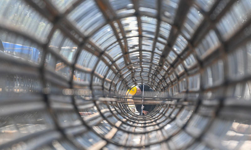 據介紹，蘇州市軌道交通8號線起于西津橋站，止于車坊站，線路全長35.5公里，共設置28座車站，計劃于2024年9月開通試運營。圖為11月8日，在蘇州市軌道交通8號線右岸街站施工現場，中鐵十局城軌公司的工程人員在測量鋼筋籠尺寸。（新華社記者 李博 攝）