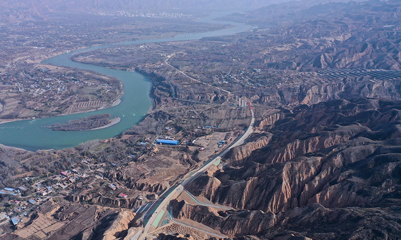 近日，位于青海省黃南藏族自治州尖扎縣境內的馬康公路進入路面施工階段。目前，項目正在進行路面的墊層、水穩基層和瀝青路面作業。據了解，馬康（馬克唐鎮至康楊鎮）公路工程位于尖扎縣境內，由中鐵五局承建。圖為11月1日拍攝的馬康公路施工現場。（新華社記者 吳剛 攝）