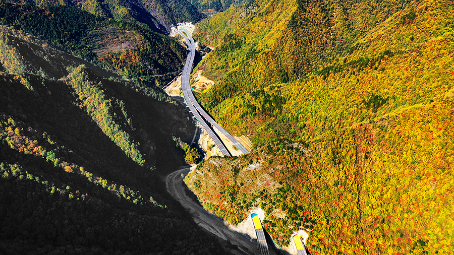 10月28日，中國鐵建所屬中鐵十四局三公司參建的寶（雞）坪（坎）高速公路巖灣至坪坎段與太白至鳳縣高速公路同時通車，填補了陜西西部南北向高速通道的空白，鳳縣結束不通高速的歷史,寶雞到漢中實現直達只需3個多小時。圖為通車后的寶坪高速公路巖灣至坪坎段。（白鵬娃 攝）