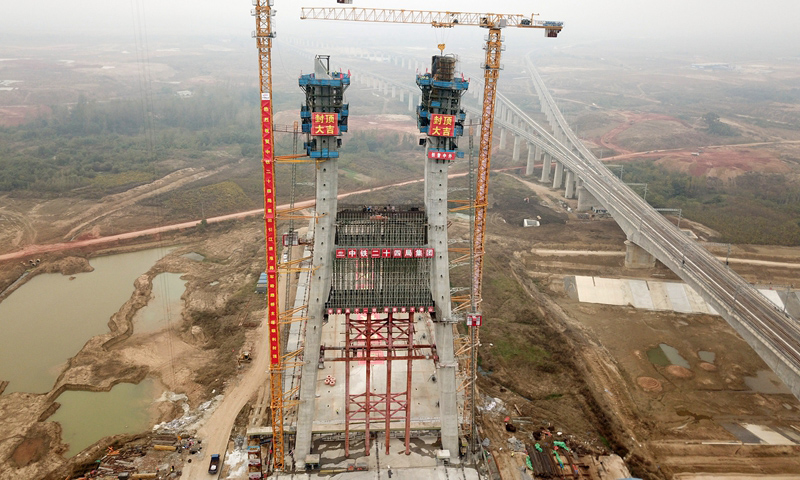 10月28日，由中鐵二十四局承建的引江濟淮將軍嶺路橋主塔順利封頂。位于合肥市的引江濟淮將軍嶺路橋主橋全長280米，主跨185米，主塔塔高116米。圖為當日在合肥市拍攝的主塔封頂后的引江濟淮將軍嶺路橋。（新華社記者 劉軍喜 攝）