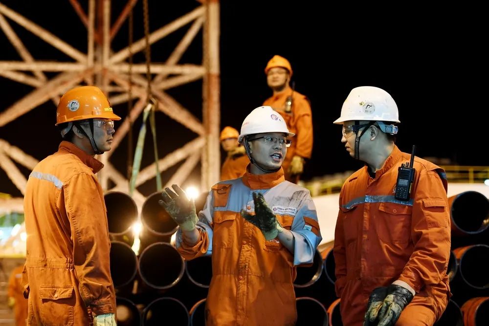 “海洋石油941”開鉆不久，“勘探六號”鉆井平臺也完成動復員，在WHPA平臺的另一側鉆起了水源井。一時間，南北兩側兩大鉆井平臺的鉆機模塊移動裝置，幾乎遮住了WHPA平臺的全部上層甲板，并上演了一出“怒海爭鋒”的擂臺對決。