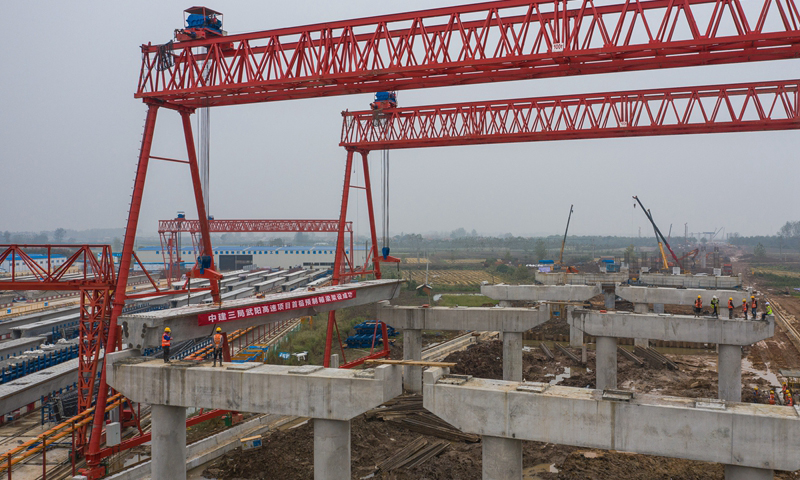 圖為10月18日，來自中建三局的建設者在武陽高速鄂州段建設現場施工。（新華社記者 肖藝九 攝）