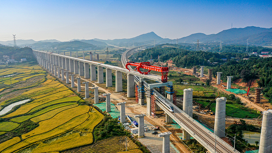 10月13日，經過連續3個凌晨3次封鎖要點施工，由中國鐵建所屬中鐵十一局等單位建設的常(德)益(陽)長(沙)高鐵上跨已運營的石（門）長（沙）烏山聯絡線3榀箱梁順利架設完成。圖為一列動車從常益長高鐵跨烏山聯絡線箱梁架設現場通過。（彭特 攝）