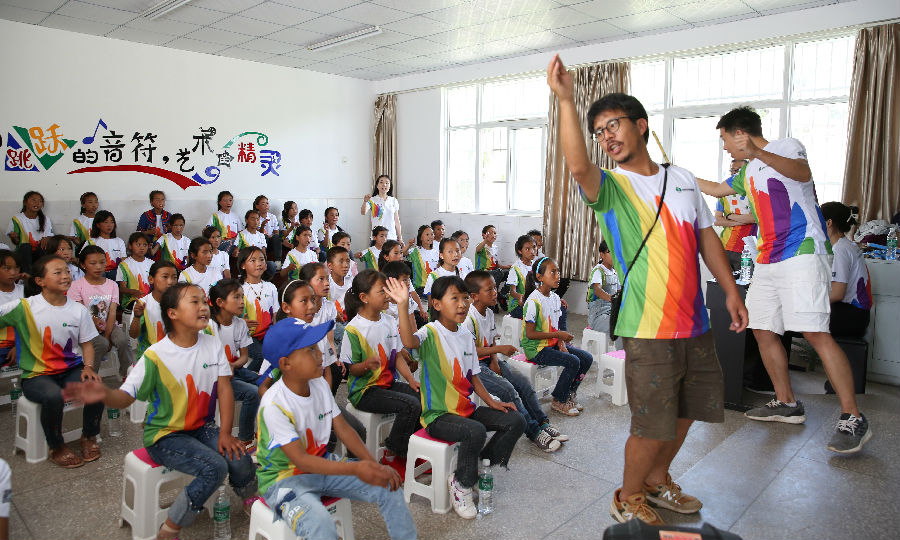 2020年7月，“中廣核”攜手松禾基金會共同成立的“白鷺彩虹涼山彝族童聲合唱團”正式開班。作為合唱團特邀音樂專家顧問，我國著名彝族音樂人莫西子詩來到四川省涼山州普格縣特爾果中心校，為59名彝族孩子帶來一堂別具特色的彝族音樂大餐。