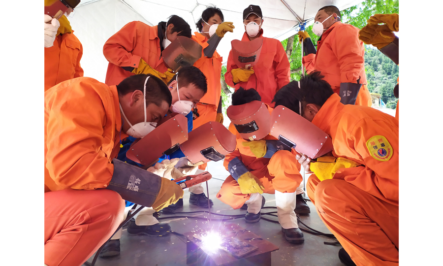 東方電氣集團把培訓搬進高原帳篷，在定點幫扶的四川省壤塘縣為青年貧困人口開展焊工、電工技能培訓。
