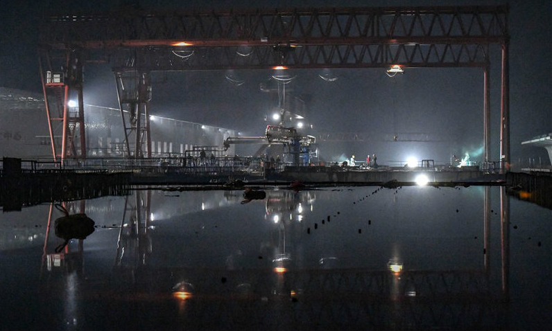 目前，常（德）益（陽）長（沙）鐵路進入架梁高峰，承擔制梁任務的中鐵十一局橋梁公司的建設者們晝夜加班趕制，確保鐵路橋梁如期架設。圖為10月13日，中鐵十一局常益長鐵路望城西制梁場一片繁忙景象。新華社發（王荃荃 攝）