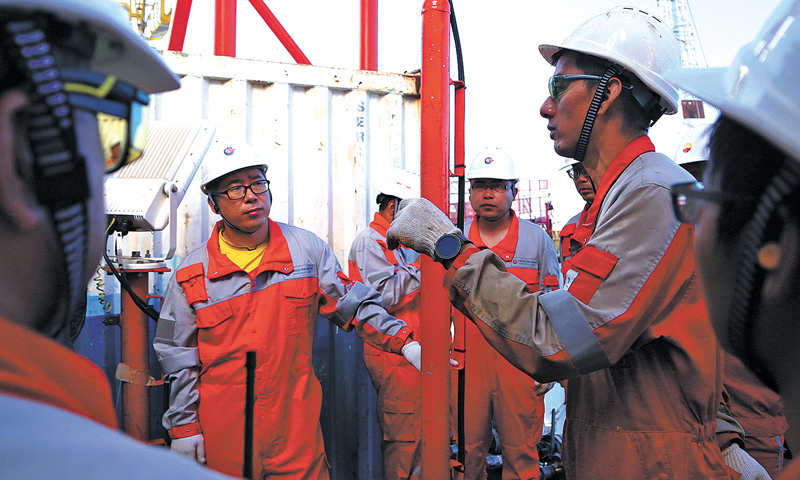 平臺總監王文奇介紹，他們用了30天，完成了43套系統的聯合調試、200余臺設備單機試驗、900余臺現場儀表測試、56次應急處置預案推演。圖為注熱操作前，全體人員再次進行注熱要點確認。