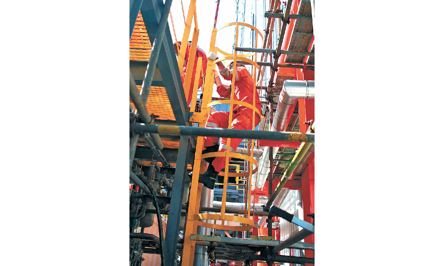 9月1日18時，隨著熱采閥門的開啟，水蒸氣通過采油樹注入井內，旅大21-2油田WHPB平臺正式進入熱采生產狀態。23天后，該井進入燜井階段。十多年的艱辛探索，我國海上稠油熱采終于翻開新的篇章，由單井試驗向規模化經濟有效開發邁出關鍵一步。圖為操作人員攀爬直梯到海淡系統熱力除氧罐頂，對流程進行確認，保證鍋爐用水水質達標。