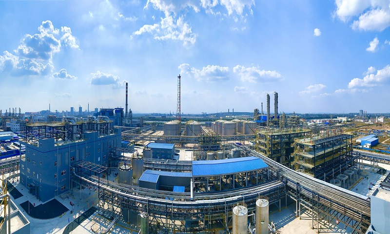 該項目是青島市重點項目，自2019年4月13日開工以來，通過各方共同努力，先后實現了大型設備吊裝就位、配電室送電、工藝管道安裝試壓、通過消防驗收等多個里程碑節點，確保了裝置投料試車一次成功。圖為項目現場。