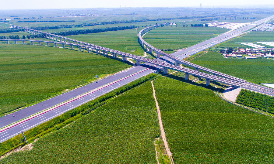 自2017年9月進場以來，為了保證通行需要，中國交建建設團隊采取半幅通車、半幅封閉方式施工，應用了預制梁鋼筋綁扎定位胎架、智能養生、智能張拉壓漿、軟弱路基強夯等多項新工藝，采用了全斷面攤鋪技術，高質量完成了項目改擴建施工。