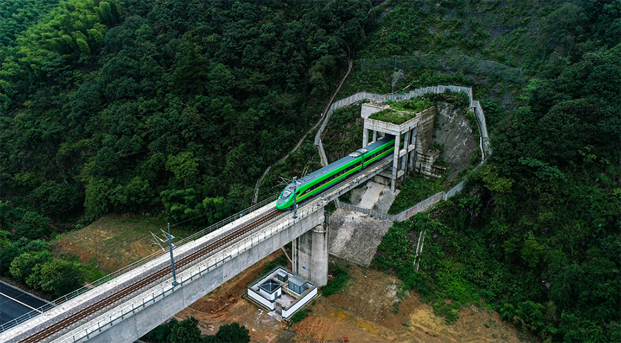 9月27日，隨著我國“復興號”家族的新成員——動力集中復興號動車組的“綠巨人”列車從浙江慶元站駛出，標志著中國鐵建所屬鐵四院總體設計，中鐵十二局、中鐵十九局、中鐵二十四局、中鐵建電氣化局、中鐵建設參與施工，鐵五院參與監理的衢（州）寧（德）鐵路全線通車運營。圖為“綠巨人”行駛在衢寧鐵路靈山港大橋上。