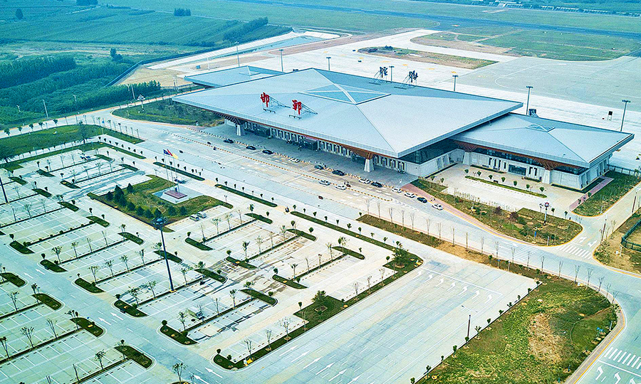 9月22日，隨著天津飛往邯鄲的G52638航班穩穩地降落在河北邯鄲機場，由中國鐵建所屬中鐵十八局集團承建的京津冀交通一體化的重點建設項目——邯鄲機場改擴建工程按期建成通航。圖為邯鄲機場改擴建工程新建航站樓。（徐輝 攝）