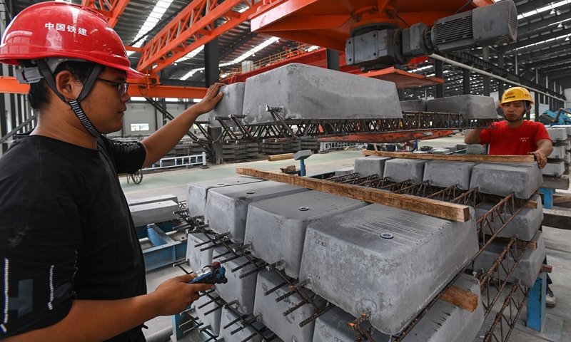 圖為9月22日，工人在中國鐵建華南建設有限公司南沙混凝土制品加工中心地鐵軌枕生產線上進行混凝土軌枕碼垛作業。（新華社記者 劉大偉 攝）