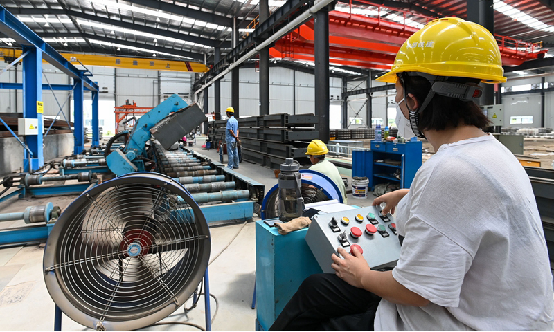 圖為9月22日，工人在中國鐵建華南建設有限公司南沙混凝土制品加工中心操控地鐵軌枕翻模機。（新華社記者 劉大偉 攝）