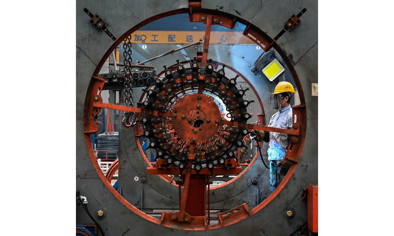 圖為9月20日，工人在中國鐵建華南建設有限公司番禺鋼材加工中心的智能鋼筋籠滾焊機生產線上進行焊接作業。（新華社記者 劉大偉 攝）