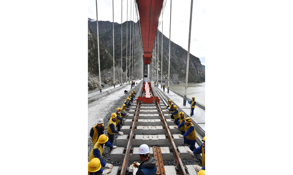 圖為9月20日，中鐵十一局工程技術人員在藏木特大橋上鋪軌。（新華社記者 覺果 攝）