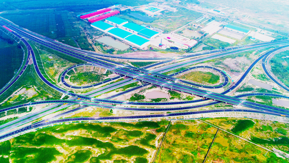 松通高速的通車使得通榆到長春的行車時間由4小時縮短至2.5小時，環長春四遼吉松工業走廊大環線基本形成，有力支撐當地產業空間布局，推動沿線經濟社會發展。圖為無人機拍攝的松通高速。