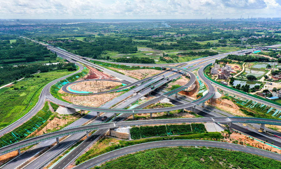 玉湛高速的全線通車，從玉林到湛江的車程縮短至1.5小時，進一步推動粵桂兩省區經濟發展與合作，促進沿線資源開發和社會經濟發展。圖為玉湛高速沿途景色。