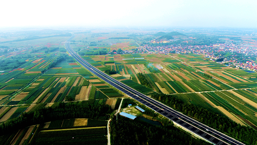 日前，由中國鐵建所屬中鐵十四局三公司承建的京滬高速公路改擴建工程蘭陵段實現雙向八車道通行。至此，該工程全線一半以上路段已完成路面施工，蘭陵段、郯城段提前實現雙向八車道通行。圖為通行后的京滬高速公路蘭陵段。