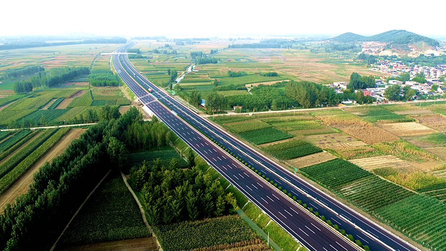 該項目總結出了一套完整的公路改擴建路基、橋梁標準化施工工藝，保障了工程品質。邳蒼分洪道特大橋為全線最長特大橋，舊橋橋面鋪裝施工中在全國首次采用LC50輕骨料混凝土，該混凝土在相同厚度情況下，每方降低500公斤，梁板重量的減少有效提高了橋梁的耐久性和安全性。圖為通行后的京滬高速公路蘭陵段。