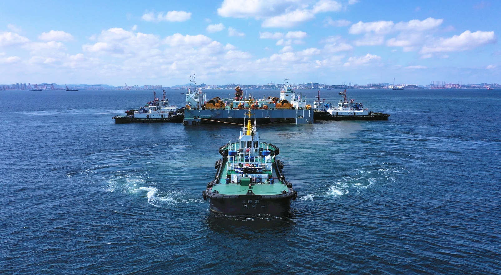 大連灣海底隧道是我國北方海域首條大型跨海沉管隧道集群工程，海底隧道長約5.1公里，共需安裝18節大型沉管，單節沉管最大重量約6萬噸。圖為大連灣海底隧道沉管浮運演練現場。