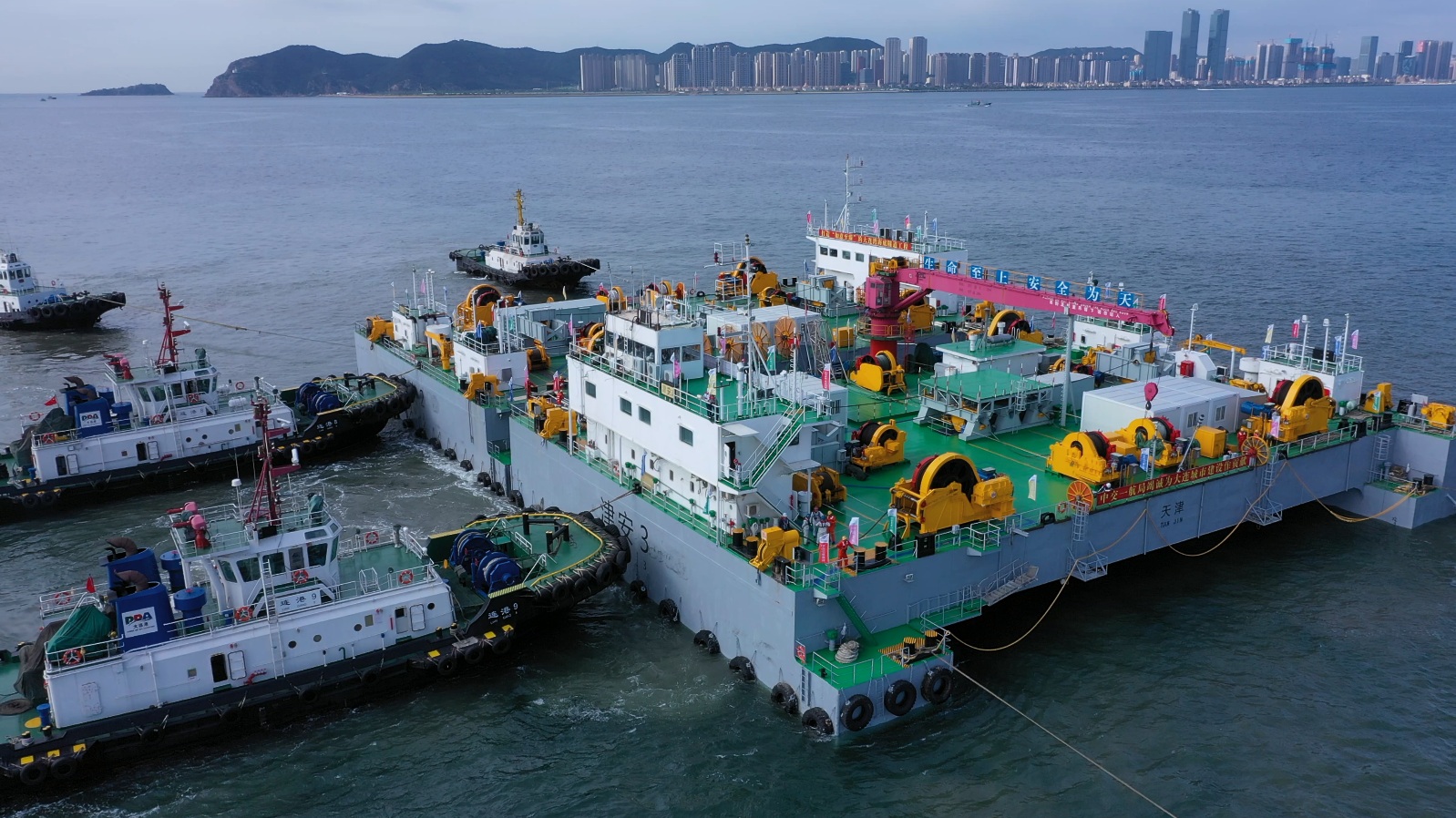 項目建成后，有利于緩解當地交通壓力，優化城市交通布局，推動大連灣兩岸一體化建設。圖為大連灣海底隧道沉管浮運演練現場。