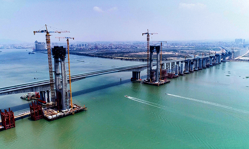 泉州灣跨海大橋身披三個“世界第一”，一個“世界第四”：世界首座高速鐵路跨海大跨斜拉橋，世界首座行車速度超過300公里/小時的跨海大跨橋梁，世界首座采用免涂裝耐候鋼的大型跨海工程，世界第四長跨海鐵路大橋。圖為建設中的泉州灣跨海大橋。