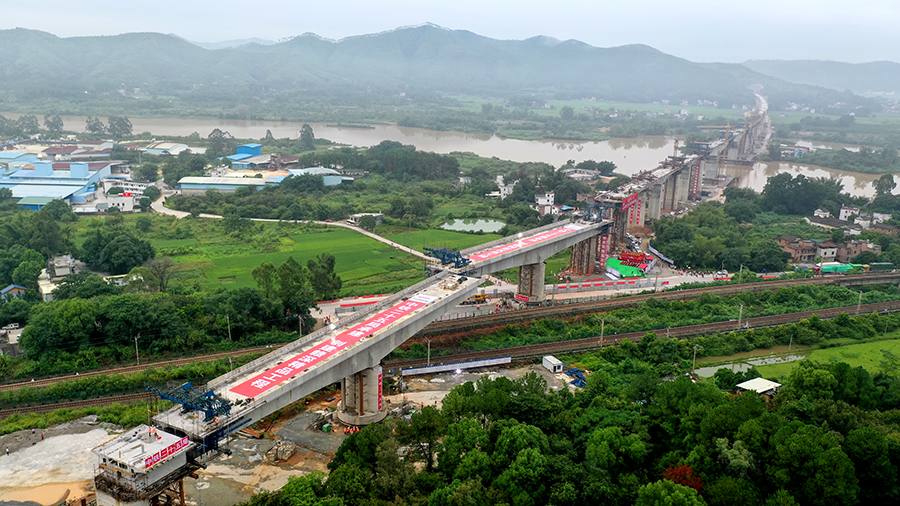 測量人員在轉體兩端各設置3個測量點，采用全站儀時刻觀測橋面轉體中線，保證轉體就位后中線控制在設計要求范圍內，確保安全、精確地完成轉體施工。圖為轉體施工進行中。（陳浩 攝）